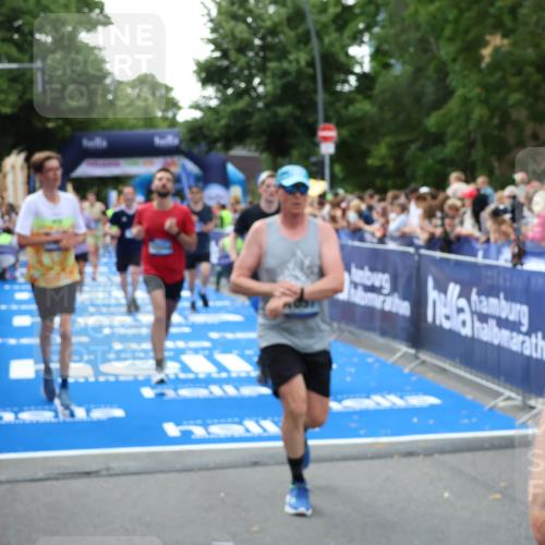 29.06.2025 - hella hamburg halbmarathon Zöllner http://msf.ph/oto/8189991 29.06.2025 10:44:35 Ziel 1057, 1468, 2365, 2402, 3305, 5476, 6495, 7322, 7710, 8928, 12554, 12711, 14351, 14464, 14667, 14798, 15862, 17097, 17729, 18539, 18765 meine-sportfotos.de