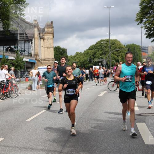 29.06.2025 - hella hamburg halbmarathon Yannick Fuchs http://msf.ph/oto/8190329 29.06.2025 10:43:53 20KM 2013, 2516, 2878, 2937, 3414, 3543, 3562, 3692, 4017, 4832, 5447, 5978, 6115, 6282, 7100, 7332, 7657, 8437, 8454, 8813, 9200, 9491, 9551, 9597, 9619, 9723, 9924, 9965, 10189, 11339, 11819, 11975, 12035, 12203, 12271, 12670, 13159, 13225, 13690, 13976, 14526, 14794, 14838, 15519, 15620, 15966, 16403, 16653, 16731, 16738, 16843, 16877, 16891, 17001, 17753, 17908, 18058, 18350, 18926, 18960, 19109 meine-sportfotos.de