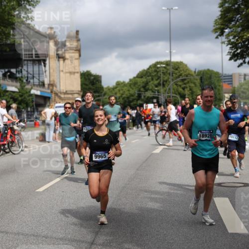 29.06.2025 - hella hamburg halbmarathon Yannick Fuchs http://msf.ph/oto/8190431 29.06.2025 10:43:54 20KM 2516, 2878, 2937, 3414, 3543, 3562, 3692, 4832, 5447, 5978, 6115, 6125, 6282, 7100, 7332, 7657, 8437, 8454, 8813, 8921, 9200, 9491, 9551, 9597, 9723, 9924, 9965, 10189, 11339, 11819, 11975, 12035, 12203, 12271, 12670, 13159, 13225, 13690, 13976, 14526, 14794, 14838, 15519, 15620, 15966, 16403, 16653, 16738, 16843, 16877, 16891, 17001, 17753, 17908, 18058, 18350, 18926, 18960, 19109 meine-sportfotos.de