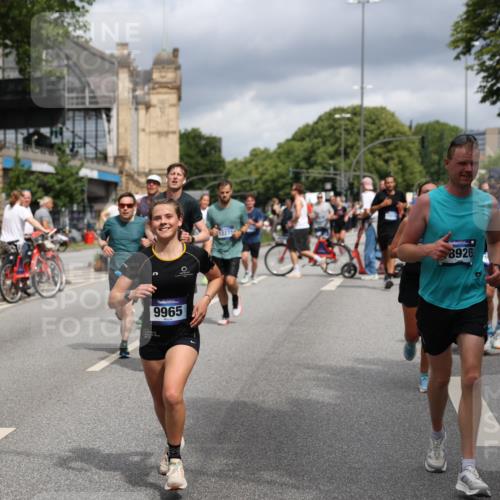 29.06.2025 - hella hamburg halbmarathon Yannick Fuchs http://msf.ph/oto/8190524 29.06.2025 10:43:54 20KM 2516, 2878, 2937, 3414, 3543, 3562, 3692, 4832, 5447, 5978, 6115, 6125, 6282, 7100, 7332, 7657, 8437, 8454, 8813, 8921, 9200, 9491, 9551, 9597, 9723, 9924, 9965, 10189, 11339, 11819, 11975, 12035, 12203, 12271, 12670, 13159, 13225, 13690, 13976, 14526, 14794, 14838, 15519, 15620, 15966, 16403, 16653, 16738, 16843, 16877, 16891, 17001, 17753, 17908, 18058, 18350, 18926, 18960, 19109 meine-sportfotos.de