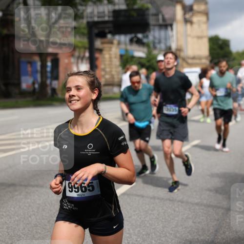 29.06.2025 - hella hamburg halbmarathon Yannick Fuchs http://msf.ph/oto/8190614 29.06.2025 10:43:55 20KM 2516, 2878, 2937, 3414, 3543, 3562, 3692, 4832, 5447, 5978, 6115, 6125, 6282, 7100, 7332, 7657, 8437, 8454, 8576, 8689, 8813, 8921, 9200, 9491, 9551, 9597, 9723, 9924, 9965, 10189, 11339, 11819, 11975, 12035, 12203, 12271, 13159, 13225, 13690, 13976, 14526, 14794, 14838, 15519, 15620, 15966, 16403, 16653, 16738, 16843, 16877, 16891, 17001, 17282, 17753, 17908, 18058, 18350, 18926, 18960, 19109 meine-sportfotos.de