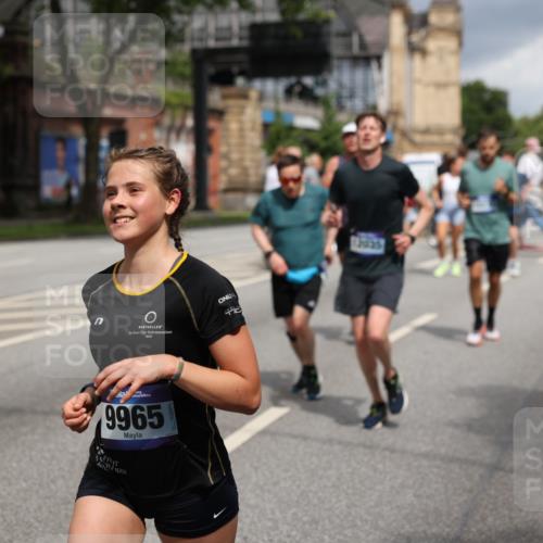 29.06.2025 - hella hamburg halbmarathon Yannick Fuchs http://msf.ph/oto/8190653 29.06.2025 10:43:55 20KM 2516, 2878, 2937, 3414, 3543, 3562, 3692, 4832, 5447, 5978, 6115, 6125, 6282, 7100, 7332, 7657, 8437, 8454, 8576, 8689, 8813, 8921, 9200, 9491, 9551, 9597, 9723, 9924, 9965, 10189, 11339, 11819, 11975, 12035, 12203, 12271, 13159, 13225, 13690, 13976, 14526, 14794, 14838, 15519, 15620, 15966, 16403, 16653, 16738, 16843, 16877, 16891, 17001, 17282, 17753, 17908, 18058, 18350, 18926, 18960, 19109 meine-sportfotos.de