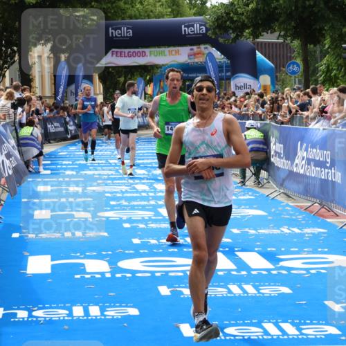 29.06.2025 - hella hamburg halbmarathon Zöllner http://msf.ph/oto/8190753 29.06.2025 10:34:23 Ziel 1002, 1080, 3005, 5550, 14784, 16417 meine-sportfotos.de