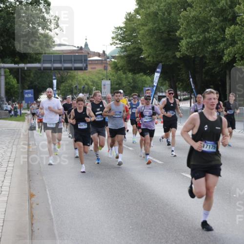 29.06.2025 - hella hamburg halbmarathon Jannik Wohlers http://msf.ph/oto/8190818 29.06.2025 09:44:51 Lombardsbrücke 1758, 1990, 2746, 3043, 4050, 5070, 5328, 5746, 6781, 7272, 7651, 7723, 8209, 8883, 9137, 9381, 10171, 10486, 11169, 11413, 12049, 12595, 12900, 14140, 14289, 15621, 15672, 15883, 16157, 16711, 16713, 16818, 17175, 17374, 17428, 18102, 18692, 18737, 18837, 18871, 19142, 19194, 19202, 19203, 19204 meine-sportfotos.de