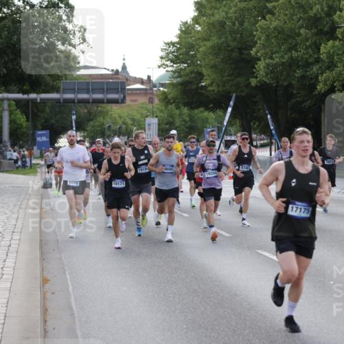 29.06.2025 - hella hamburg halbmarathon Jannik Wohlers http://msf.ph/oto/8190829 29.06.2025 09:44:51 Lombardsbrücke 1758, 1990, 2746, 3043, 4050, 5070, 5328, 5746, 6781, 7272, 7651, 7723, 8209, 8883, 9137, 9381, 10171, 10486, 11169, 11413, 12049, 12595, 12900, 14140, 14289, 15621, 15672, 15883, 16157, 16711, 16713, 16818, 17175, 17374, 17428, 18102, 18692, 18737, 18837, 18871, 19142, 19194, 19202, 19203, 19204 meine-sportfotos.de