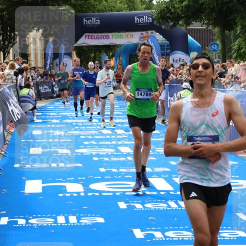 29.06.2025 - hella hamburg halbmarathon Zöllner http://msf.ph/oto/8190835 29.06.2025 10:34:24 Ziel 1002, 1080, 3005, 5550, 9686, 14784, 16417 meine-sportfotos.de