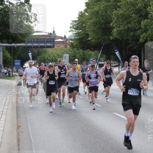 29.06.2025 - hella hamburg halbmarathon Jannik Wohlers http://msf.ph/oto/8190853 29.06.2025 09:44:51 Lombardsbrücke 1758, 1990, 2746, 3043, 4050, 5070, 5328, 5746, 6781, 7272, 7651, 7723, 8209, 8883, 9137, 9381, 10171, 10486, 11169, 11413, 12049, 12595, 12900, 14140, 14289, 15621, 15672, 15883, 16157, 16711, 16713, 16818, 17175, 17374, 17428, 18102, 18692, 18737, 18837, 18871, 19142, 19194, 19202, 19203, 19204 meine-sportfotos.de