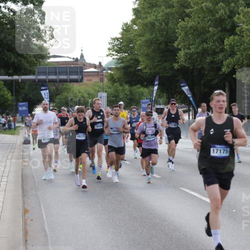 29.06.2025 - hella hamburg halbmarathon Jannik Wohlers http://msf.ph/oto/8190881 29.06.2025 09:44:51 Lombardsbrücke 1758, 1990, 2746, 3043, 4050, 5070, 5328, 5746, 6781, 7272, 7651, 7723, 8209, 8883, 9137, 9381, 10171, 10486, 11169, 11413, 12049, 12595, 12900, 14140, 14289, 15621, 15672, 15883, 16157, 16711, 16713, 16818, 17175, 17374, 17428, 18102, 18692, 18737, 18837, 18871, 19142, 19194, 19202, 19203, 19204 meine-sportfotos.de