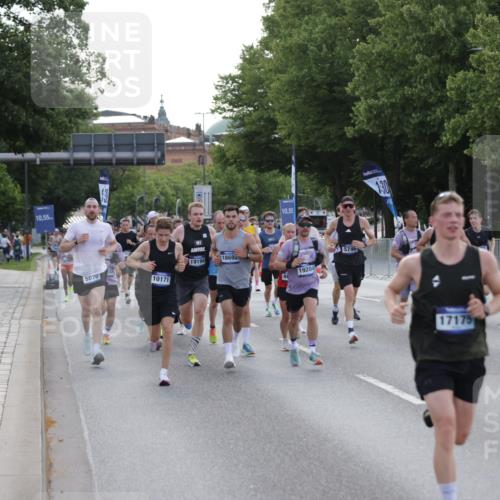 29.06.2025 - hella hamburg halbmarathon Jannik Wohlers http://msf.ph/oto/8190907 29.06.2025 09:44:51 Lombardsbrücke 1758, 1990, 2746, 3043, 4050, 5070, 5328, 5746, 6781, 7272, 7651, 7723, 8209, 8883, 9137, 9381, 10171, 10486, 11169, 11413, 12049, 12595, 12900, 14140, 14289, 15621, 15672, 15883, 16157, 16711, 16713, 16818, 17175, 17374, 17428, 18102, 18692, 18737, 18837, 18871, 19142, 19194, 19202, 19203, 19204 meine-sportfotos.de