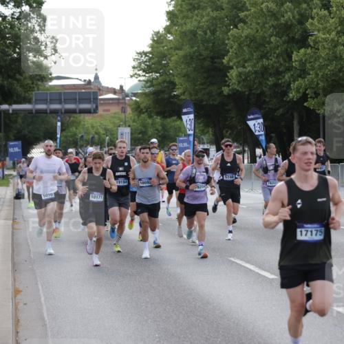 29.06.2025 - hella hamburg halbmarathon Jannik Wohlers http://msf.ph/oto/8190929 29.06.2025 09:44:51 Lombardsbrücke 1758, 1990, 2746, 3043, 4050, 5070, 5328, 5746, 6781, 7272, 7651, 7723, 8209, 8883, 9137, 9381, 10171, 10486, 11169, 11413, 12049, 12595, 12900, 14140, 14289, 15621, 15672, 15883, 16157, 16711, 16713, 16818, 17175, 17374, 17428, 18102, 18692, 18737, 18837, 18871, 19142, 19194, 19202, 19203, 19204 meine-sportfotos.de