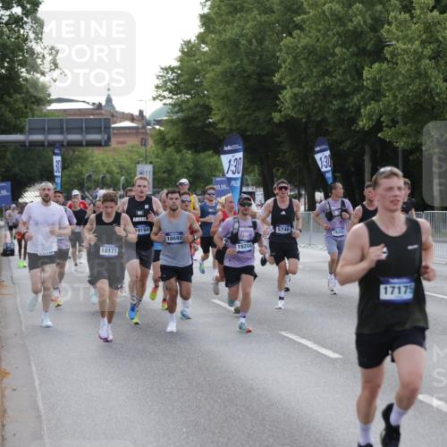 29.06.2025 - hella hamburg halbmarathon Jannik Wohlers http://msf.ph/oto/8190946 29.06.2025 09:44:51 Lombardsbrücke 1758, 1990, 2746, 3043, 4050, 5070, 5328, 5746, 6781, 7272, 7651, 7723, 8209, 8883, 9137, 9381, 10171, 10486, 11169, 11413, 12049, 12595, 12900, 14140, 14289, 15621, 15672, 15883, 16157, 16711, 16713, 16818, 17175, 17374, 17428, 18102, 18692, 18737, 18837, 18871, 19142, 19194, 19202, 19203, 19204 meine-sportfotos.de