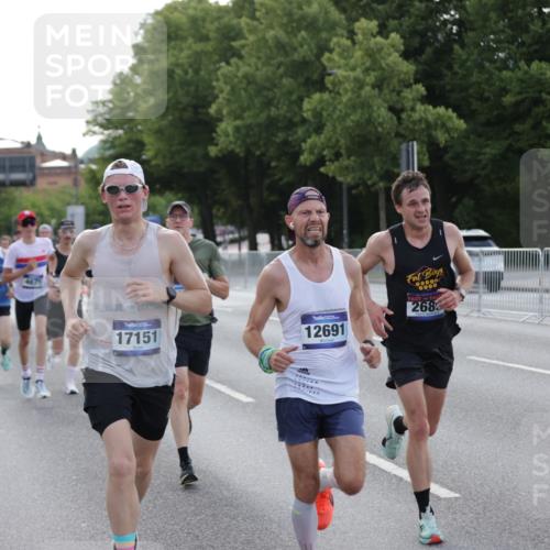29.06.2025 - hella hamburg halbmarathon Jannik Wohlers http://msf.ph/oto/8191011 29.06.2025 09:45:08 Lombardsbrücke 57, 1707, 1990, 2689, 3043, 4050, 4129, 4679, 4698, 4749, 5070, 5328, 5746, 5826, 6358, 7272, 7389, 7481, 7651, 7723, 8190, 8209, 8883, 9137, 9571, 9634, 10017, 10171, 10876, 11120, 11413, 11857, 12234, 12308, 12691, 12988, 13066, 13618, 14028, 14395, 14466, 14784, 15621, 15826, 15887, 16712, 17151, 17802, 18099, 18102, 18177, 18692, 19194, 19202, 19203, 19204 meine-sportfotos.de