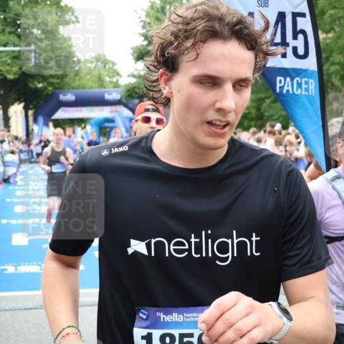 29.06.2025 - hella hamburg halbmarathon Zöllner http://msf.ph/oto/8191090 29.06.2025 10:44:47 Ziel 1941, 2970, 3004, 3785, 4270, 4915, 7325, 10669, 15185, 15233, 16834, 17251, 18437, 18868 meine-sportfotos.de