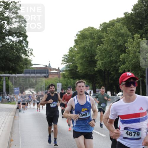 29.06.2025 - hella hamburg halbmarathon Jannik Wohlers http://msf.ph/oto/8191322 29.06.2025 09:45:11 Lombardsbrücke 57, 1707, 1990, 2689, 3043, 4129, 4679, 4698, 4749, 5328, 5746, 5826, 6358, 7389, 7481, 7651, 7723, 8190, 8209, 8883, 9571, 9634, 10017, 10876, 11120, 11413, 11857, 12234, 12308, 12691, 12988, 13066, 13618, 14028, 14395, 14466, 14784, 15621, 15826, 15887, 16712, 17151, 17191, 17197, 17802, 18099, 18102, 18177, 19202, 19203 meine-sportfotos.de
