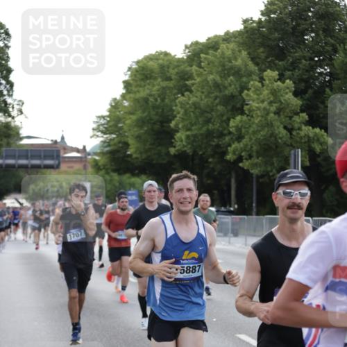 29.06.2025 - hella hamburg halbmarathon Jannik Wohlers http://msf.ph/oto/8191388 29.06.2025 09:45:11 Lombardsbrücke 57, 1707, 1990, 2689, 3043, 4129, 4679, 4698, 4749, 5328, 5746, 5826, 6358, 7389, 7481, 7651, 7723, 8190, 8209, 8883, 9571, 9634, 10017, 10876, 11120, 11413, 11857, 12234, 12308, 12691, 12988, 13066, 13618, 14028, 14395, 14466, 14784, 15621, 15826, 15887, 16712, 17151, 17191, 17197, 17802, 18099, 18102, 18177, 19202, 19203 meine-sportfotos.de