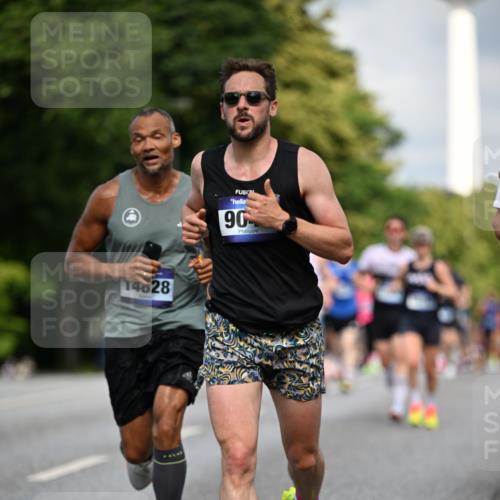 29.06.2025 - hella hamburg halbmarathon Dr. Thomas Lammeyer http://msf.ph/oto/8191433 29.06.2025 09:47:37 Kennedybrücke 1065, 2879, 3075, 3968, 4678, 5344, 7231, 7349, 7793, 8975, 9047, 10106, 10173, 10790 meine-sportfotos.de