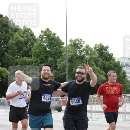 29.06.2025 - hella hamburg halbmarathon Jannik Wohlers http://msf.ph/oto/8191468 29.06.2025 10:24:14 Lombardsbrücke 1352, 1395, 2280, 2944, 3053, 3099, 3113, 3132, 3421, 3786, 4111, 4221, 5138, 5829, 5830, 6261, 6570, 10907, 11651, 11816, 11817, 12070, 12303, 13111, 13113, 13380, 13638, 14143, 14898, 15796, 15975, 17535, 18105, 19080 meine-sportfotos.de