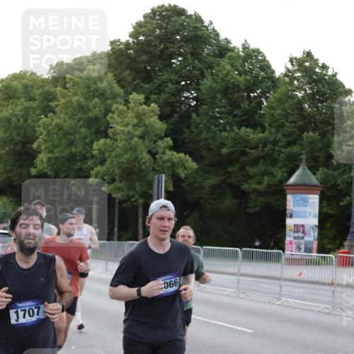 29.06.2025 - hella hamburg halbmarathon Jannik Wohlers http://msf.ph/oto/8191535 29.06.2025 09:45:13 Lombardsbrücke 57, 1707, 2689, 4129, 4679, 4698, 4749, 5826, 6358, 7389, 7481, 8190, 9571, 9634, 10017, 10876, 11120, 11857, 12234, 12308, 12691, 12988, 13066, 13618, 14028, 14395, 14466, 14622, 14784, 15826, 15887, 16712, 16724, 16755, 17151, 17191, 17197, 17802, 18099, 18177 meine-sportfotos.de