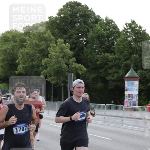 29.06.2025 - hella hamburg halbmarathon Jannik Wohlers http://msf.ph/oto/8191542 29.06.2025 09:45:13 Lombardsbrücke 57, 1707, 2689, 4129, 4679, 4698, 4749, 5826, 6358, 7389, 7481, 8190, 9571, 9634, 10017, 10876, 11120, 11857, 12234, 12308, 12691, 12988, 13066, 13618, 14028, 14395, 14466, 14622, 14784, 15826, 15887, 16712, 16724, 16755, 17151, 17191, 17197, 17802, 18099, 18177 meine-sportfotos.de