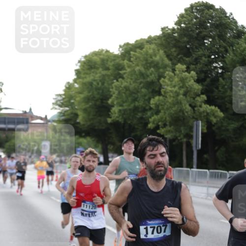 29.06.2025 - hella hamburg halbmarathon Jannik Wohlers http://msf.ph/oto/8191545 29.06.2025 09:45:13 Lombardsbrücke 57, 1707, 2689, 4129, 4679, 4698, 4749, 5826, 6358, 7389, 7481, 8190, 9571, 9634, 10017, 10876, 11120, 11857, 12234, 12308, 12691, 12988, 13066, 13618, 14028, 14395, 14466, 14622, 14784, 15826, 15887, 16712, 16724, 16755, 17151, 17191, 17197, 17802, 18099, 18177 meine-sportfotos.de