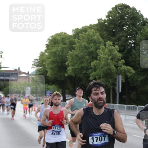 29.06.2025 - hella hamburg halbmarathon Jannik Wohlers http://msf.ph/oto/8191552 29.06.2025 09:45:13 Lombardsbrücke 57, 1707, 2689, 4129, 4679, 4698, 4749, 5826, 6358, 7389, 7481, 8190, 9571, 9634, 10017, 10876, 11120, 11857, 12234, 12308, 12691, 12988, 13066, 13618, 14028, 14395, 14466, 14622, 14784, 15826, 15887, 16712, 16724, 16755, 17151, 17191, 17197, 17802, 18099, 18177 meine-sportfotos.de