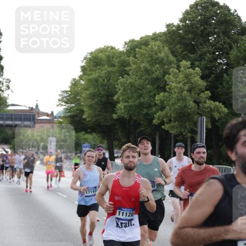 29.06.2025 - hella hamburg halbmarathon Jannik Wohlers http://msf.ph/oto/8191582 29.06.2025 09:45:13 Lombardsbrücke 57, 1707, 2689, 4129, 4679, 4698, 4749, 5826, 6358, 7389, 7481, 8190, 9571, 9634, 10017, 10876, 11120, 11857, 12234, 12308, 12691, 12988, 13066, 13618, 14028, 14395, 14466, 14622, 14784, 15826, 15887, 16712, 16724, 16755, 17151, 17191, 17197, 17802, 18099, 18177 meine-sportfotos.de