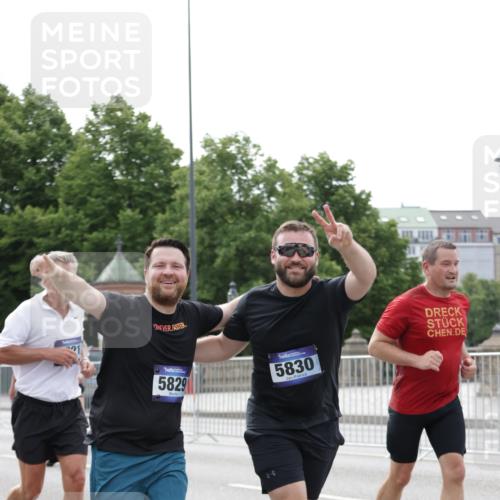 29.06.2025 - hella hamburg halbmarathon Jannik Wohlers http://msf.ph/oto/8191659 29.06.2025 10:24:14 Lombardsbrücke 1352, 1395, 2280, 2944, 3053, 3099, 3113, 3132, 3421, 3786, 4111, 4221, 5138, 5829, 5830, 6261, 6570, 10907, 11651, 11816, 11817, 12070, 12303, 13111, 13113, 13380, 13638, 14143, 14898, 15796, 15975, 17535, 18105, 19080 meine-sportfotos.de