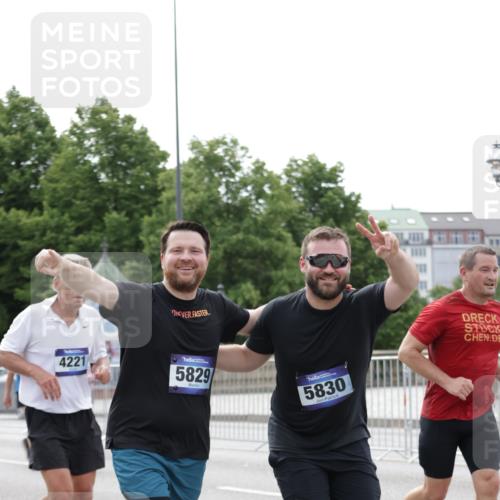 29.06.2025 - hella hamburg halbmarathon Jannik Wohlers http://msf.ph/oto/8191677 29.06.2025 10:24:14 Lombardsbrücke 1352, 1395, 2280, 2944, 3053, 3099, 3113, 3132, 3421, 3786, 4111, 4221, 5138, 5829, 5830, 6261, 6570, 10907, 11651, 11816, 11817, 12070, 12303, 13111, 13113, 13380, 13638, 14143, 14898, 15796, 15975, 17535, 18105, 19080 meine-sportfotos.de