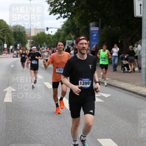 29.06.2025 - hella hamburg halbmarathon Yannick Fuchs http://msf.ph/oto/8191853 29.06.2025 10:31:15 20KM 1385, 1571, 2121, 2774, 3809, 3959, 5961, 6915, 7831, 8084, 8121, 9313, 10404, 10852, 11120, 11304, 11620, 12051, 12168, 12916, 13991, 14075, 14601, 14622, 15621, 16158, 17078, 17192, 17217, 18038, 18156, 18733 meine-sportfotos.de