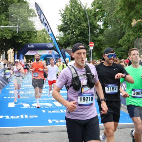 29.06.2025 - hella hamburg halbmarathon Zöllner http://msf.ph/oto/8192007 29.06.2025 10:44:58 Ziel 1424, 1520, 2098, 2890, 3098, 4425, 7056, 7167, 9030, 9720, 12161, 16058, 17382, 17406, 17544, 18055, 18631, 19210 meine-sportfotos.de