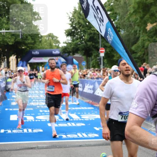 29.06.2025 - hella hamburg halbmarathon Zöllner http://msf.ph/oto/8192068 29.06.2025 10:44:59 Ziel 1424, 1520, 2098, 2890, 4425, 9030, 9720, 12161, 16058, 17382, 17406, 17544, 18055, 18631 meine-sportfotos.de