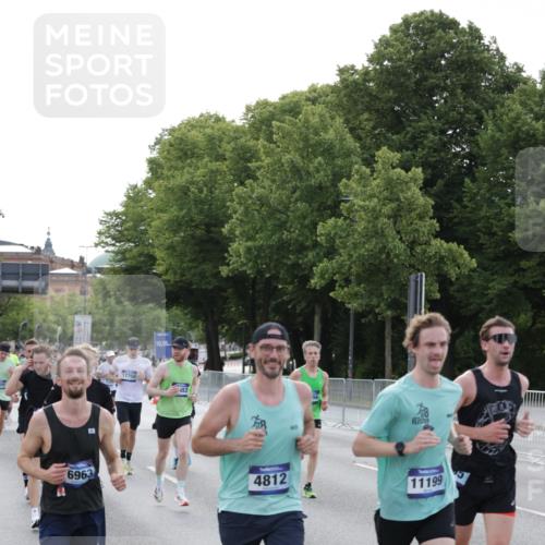 29.06.2025 - hella hamburg halbmarathon Jannik Wohlers http://msf.ph/oto/8192194 29.06.2025 09:45:37 Lombardsbrücke 1080, 1894, 2460, 3809, 4463, 4812, 5187, 6169, 6495, 6878, 7055, 7186, 7880, 8062, 9345, 10270, 10453, 10484, 11199, 12189, 12232, 12681, 13167, 13343, 13686, 13754, 14167, 14548, 14549, 14699, 15054, 15115, 15326, 15507, 15835, 16148, 16507, 16695, 16963, 17056, 17117, 17322, 17691, 17768, 18135, 18854, 19022, 19118 meine-sportfotos.de