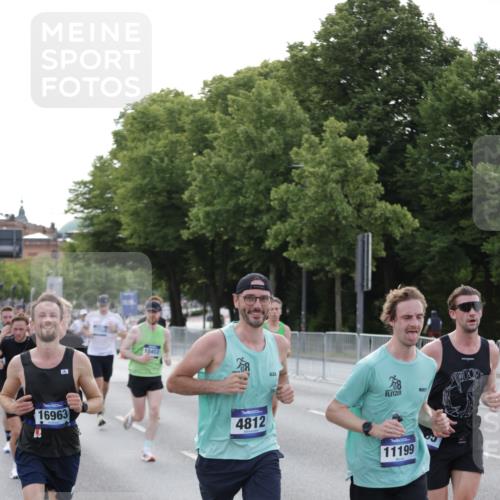 29.06.2025 - hella hamburg halbmarathon Jannik Wohlers http://msf.ph/oto/8192221 29.06.2025 09:45:37 Lombardsbrücke 1080, 1894, 2460, 3809, 4463, 4812, 5187, 6169, 6495, 6878, 7055, 7186, 7880, 8062, 9345, 10270, 10453, 10484, 11199, 12189, 12232, 12681, 13167, 13343, 13686, 13754, 14167, 14548, 14549, 14699, 15054, 15115, 15326, 15507, 15835, 16148, 16507, 16695, 16963, 17056, 17117, 17322, 17691, 17768, 18135, 18854, 19022, 19118 meine-sportfotos.de