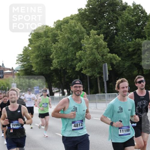 29.06.2025 - hella hamburg halbmarathon Jannik Wohlers http://msf.ph/oto/8192231 29.06.2025 09:45:37 Lombardsbrücke 1080, 1894, 2460, 3809, 4463, 4812, 5187, 6169, 6495, 6878, 7055, 7186, 7880, 8062, 9345, 10270, 10453, 10484, 11199, 12189, 12232, 12681, 13167, 13343, 13686, 13754, 14167, 14548, 14549, 14699, 15054, 15115, 15326, 15507, 15835, 16148, 16507, 16695, 16963, 17056, 17117, 17322, 17691, 17768, 18135, 18854, 19022, 19118 meine-sportfotos.de