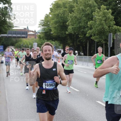 29.06.2025 - hella hamburg halbmarathon Jannik Wohlers http://msf.ph/oto/8192243 29.06.2025 09:45:38 Lombardsbrücke 1080, 1894, 2460, 2525, 3809, 4463, 4812, 6169, 6495, 6878, 7055, 7186, 7880, 8062, 9345, 10270, 10453, 10484, 11199, 12189, 12681, 13167, 13343, 13686, 13754, 14167, 14293, 14548, 14699, 15054, 15115, 15326, 15507, 15835, 16148, 16507, 16695, 16963, 17056, 17117, 17322, 17691, 17768, 18135, 18854, 19022, 19118 meine-sportfotos.de