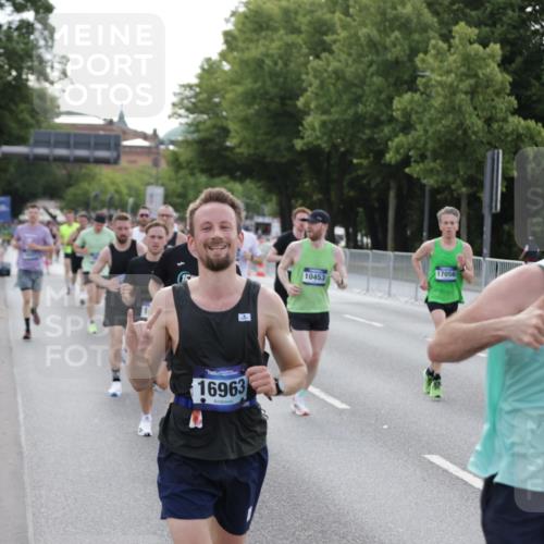 29.06.2025 - hella hamburg halbmarathon Jannik Wohlers http://msf.ph/oto/8192257 29.06.2025 09:45:38 Lombardsbrücke 1080, 1894, 2460, 2525, 3809, 4463, 4812, 6169, 6495, 6878, 7055, 7186, 7880, 8062, 9345, 10270, 10453, 10484, 11199, 12189, 12681, 13167, 13343, 13686, 13754, 14167, 14293, 14548, 14699, 15054, 15115, 15326, 15507, 15835, 16148, 16507, 16695, 16963, 17056, 17117, 17322, 17691, 17768, 18135, 18854, 19022, 19118 meine-sportfotos.de