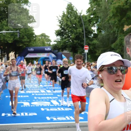 29.06.2025 - hella hamburg halbmarathon Zöllner http://msf.ph/oto/8192261 29.06.2025 10:45:01 Ziel 1171, 1424, 1520, 2890, 4425, 7843, 9030, 15334, 16058, 17381, 17382, 17406, 17544, 18055, 18631 meine-sportfotos.de