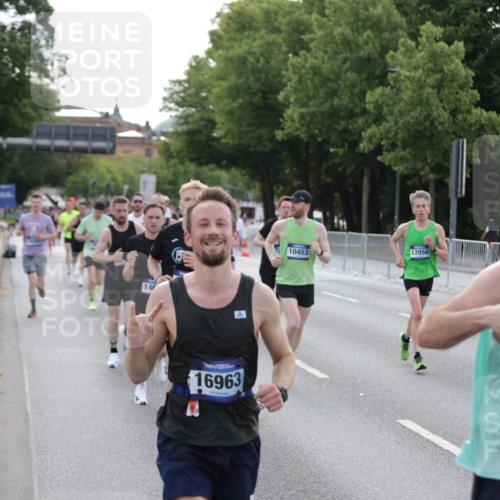 29.06.2025 - hella hamburg halbmarathon Jannik Wohlers http://msf.ph/oto/8192263 29.06.2025 09:45:38 Lombardsbrücke 1080, 1894, 2460, 2525, 3809, 4463, 4812, 6169, 6495, 6878, 7055, 7186, 7880, 8062, 9345, 10270, 10453, 10484, 11199, 12189, 12681, 13167, 13343, 13686, 13754, 14167, 14293, 14548, 14699, 15054, 15115, 15326, 15507, 15835, 16148, 16507, 16695, 16963, 17056, 17117, 17322, 17691, 17768, 18135, 18854, 19022, 19118 meine-sportfotos.de