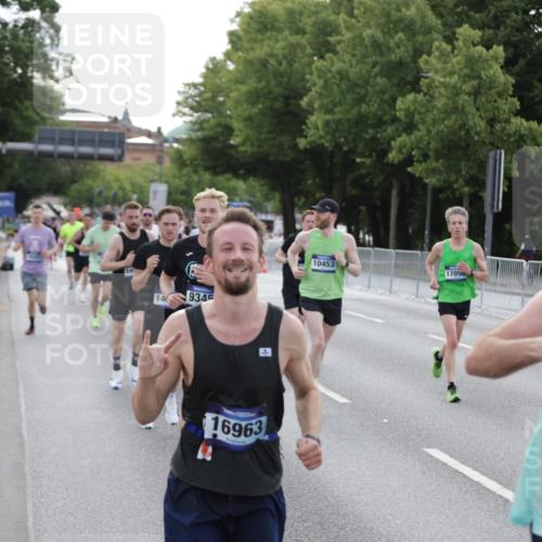 29.06.2025 - hella hamburg halbmarathon Jannik Wohlers http://msf.ph/oto/8192283 29.06.2025 09:45:38 Lombardsbrücke 1080, 1894, 2460, 2525, 3809, 4463, 4812, 6169, 6495, 6878, 7055, 7186, 7880, 8062, 9345, 10270, 10453, 10484, 11199, 12189, 12681, 13167, 13343, 13686, 13754, 14167, 14293, 14548, 14699, 15054, 15115, 15326, 15507, 15835, 16148, 16507, 16695, 16963, 17056, 17117, 17322, 17691, 17768, 18135, 18854, 19022, 19118 meine-sportfotos.de