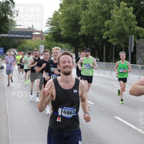 29.06.2025 - hella hamburg halbmarathon Jannik Wohlers http://msf.ph/oto/8192287 29.06.2025 09:45:38 Lombardsbrücke 1080, 1894, 2460, 2525, 3809, 4463, 4812, 6169, 6495, 6878, 7055, 7186, 7880, 8062, 9345, 10270, 10453, 10484, 11199, 12189, 12681, 13167, 13343, 13686, 13754, 14167, 14293, 14548, 14699, 15054, 15115, 15326, 15507, 15835, 16148, 16507, 16695, 16963, 17056, 17117, 17322, 17691, 17768, 18135, 18854, 19022, 19118 meine-sportfotos.de