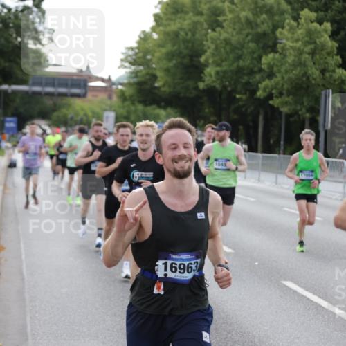 29.06.2025 - hella hamburg halbmarathon Jannik Wohlers http://msf.ph/oto/8192292 29.06.2025 09:45:38 Lombardsbrücke 1080, 1894, 2460, 2525, 3809, 4463, 4812, 6169, 6495, 6878, 7055, 7186, 7880, 8062, 9345, 10270, 10453, 10484, 11199, 12189, 12681, 13167, 13343, 13686, 13754, 14167, 14293, 14548, 14699, 15054, 15115, 15326, 15507, 15835, 16148, 16507, 16695, 16963, 17056, 17117, 17322, 17691, 17768, 18135, 18854, 19022, 19118 meine-sportfotos.de