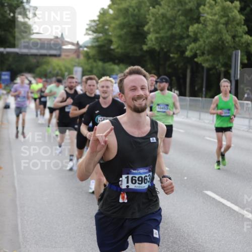 29.06.2025 - hella hamburg halbmarathon Jannik Wohlers http://msf.ph/oto/8192304 29.06.2025 09:45:38 Lombardsbrücke 1080, 1894, 2460, 2525, 3809, 4463, 4812, 6169, 6495, 6878, 7055, 7186, 7880, 8062, 9345, 10270, 10453, 10484, 11199, 12189, 12681, 13167, 13343, 13686, 13754, 14167, 14293, 14548, 14699, 15054, 15115, 15326, 15507, 15835, 16148, 16507, 16695, 16963, 17056, 17117, 17322, 17691, 17768, 18135, 18854, 19022, 19118 meine-sportfotos.de