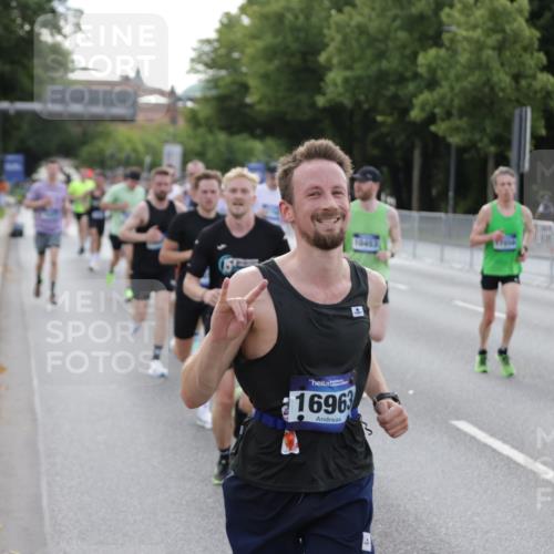29.06.2025 - hella hamburg halbmarathon Jannik Wohlers http://msf.ph/oto/8192314 29.06.2025 09:45:38 Lombardsbrücke 1080, 1894, 2460, 2525, 3809, 4463, 4812, 6169, 6495, 6878, 7055, 7186, 7880, 8062, 9345, 10270, 10453, 10484, 11199, 12189, 12681, 13167, 13343, 13686, 13754, 14167, 14293, 14548, 14699, 15054, 15115, 15326, 15507, 15835, 16148, 16507, 16695, 16963, 17056, 17117, 17322, 17691, 17768, 18135, 18854, 19022, 19118 meine-sportfotos.de
