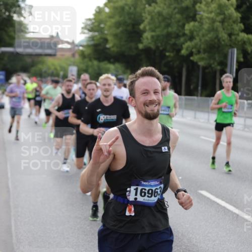 29.06.2025 - hella hamburg halbmarathon Jannik Wohlers http://msf.ph/oto/8192324 29.06.2025 09:45:38 Lombardsbrücke 1080, 1894, 2460, 2525, 3809, 4463, 4812, 6169, 6495, 6878, 7055, 7186, 7880, 8062, 9345, 10270, 10453, 10484, 11199, 12189, 12681, 13167, 13343, 13686, 13754, 14167, 14293, 14548, 14699, 15054, 15115, 15326, 15507, 15835, 16148, 16507, 16695, 16963, 17056, 17117, 17322, 17691, 17768, 18135, 18854, 19022, 19118 meine-sportfotos.de