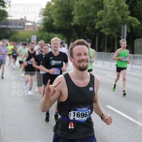 29.06.2025 - hella hamburg halbmarathon Jannik Wohlers http://msf.ph/oto/8192329 29.06.2025 09:45:38 Lombardsbrücke 1080, 1894, 2460, 2525, 3809, 4463, 4812, 6169, 6495, 6878, 7055, 7186, 7880, 8062, 9345, 10270, 10453, 10484, 11199, 12189, 12681, 13167, 13343, 13686, 13754, 14167, 14293, 14548, 14699, 15054, 15115, 15326, 15507, 15835, 16148, 16507, 16695, 16963, 17056, 17117, 17322, 17691, 17768, 18135, 18854, 19022, 19118 meine-sportfotos.de