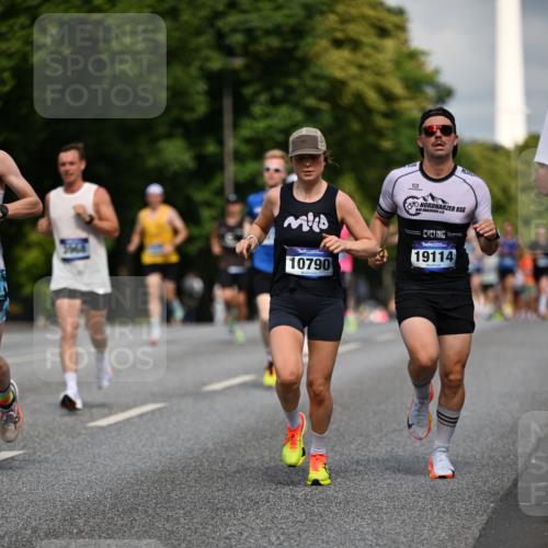 29.06.2025 - hella hamburg halbmarathon Dr. Thomas Lammeyer http://msf.ph/oto/8192423 29.06.2025 09:47:41 Kennedybrücke 1065, 2879, 3075, 3845, 3968, 4678, 5344, 7231, 7349, 7793, 8975, 9047, 10106, 10173, 10790 meine-sportfotos.de