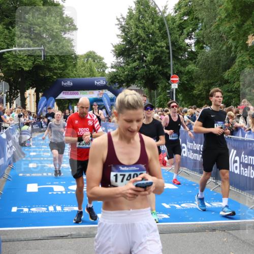 29.06.2025 - hella hamburg halbmarathon Zöllner http://msf.ph/oto/8192455 29.06.2025 10:45:03 Ziel 1171, 1424, 1520, 2890, 6266, 7709, 7843, 9030, 10741, 11688, 15334, 16058, 17381, 17382, 17544, 18055 meine-sportfotos.de