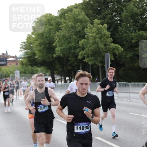 29.06.2025 - hella hamburg halbmarathon Jannik Wohlers http://msf.ph/oto/8192464 29.06.2025 09:45:40 Lombardsbrücke 1080, 1894, 2460, 2525, 3809, 4463, 4812, 5042, 6169, 6495, 7055, 7186, 7880, 8062, 9345, 10453, 11199, 11282, 11833, 12189, 12681, 13167, 13754, 14167, 14293, 14548, 14699, 15054, 15115, 15326, 15507, 15689, 15835, 16148, 16507, 16580, 16695, 16963, 17056, 17322, 17691, 17768, 18854, 19022, 19118 meine-sportfotos.de