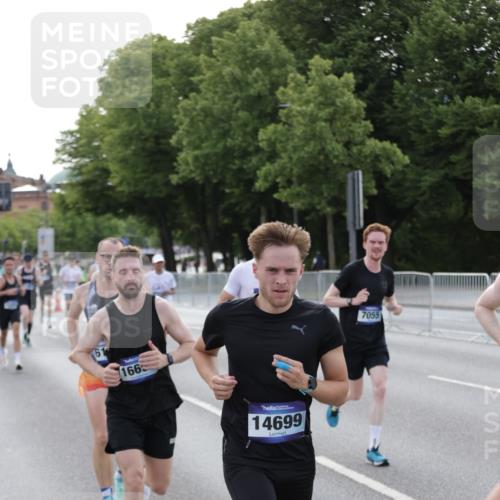 29.06.2025 - hella hamburg halbmarathon Jannik Wohlers http://msf.ph/oto/8192471 29.06.2025 09:45:40 Lombardsbrücke 1080, 1894, 2460, 2525, 3809, 4463, 4812, 5042, 6169, 6495, 7055, 7186, 7880, 8062, 9345, 10453, 11199, 11282, 11833, 12189, 12681, 13167, 13754, 14167, 14293, 14548, 14699, 15054, 15115, 15326, 15507, 15689, 15835, 16148, 16507, 16580, 16695, 16963, 17056, 17322, 17691, 17768, 18854, 19022, 19118 meine-sportfotos.de