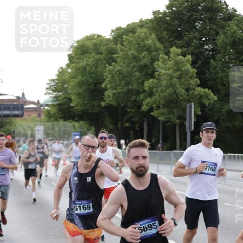 29.06.2025 - hella hamburg halbmarathon Jannik Wohlers http://msf.ph/oto/8192536 29.06.2025 09:45:41 Lombardsbrücke 1080, 1894, 2460, 2525, 3809, 3843, 4463, 4812, 5042, 6169, 6495, 7055, 7186, 7880, 8062, 9345, 10453, 11199, 11282, 11833, 12189, 12681, 13167, 13754, 14167, 14293, 14548, 14699, 15054, 15115, 15326, 15507, 15689, 15835, 16148, 16507, 16580, 16695, 16963, 17056, 17322, 17691, 17768, 18854, 19022, 19118 meine-sportfotos.de